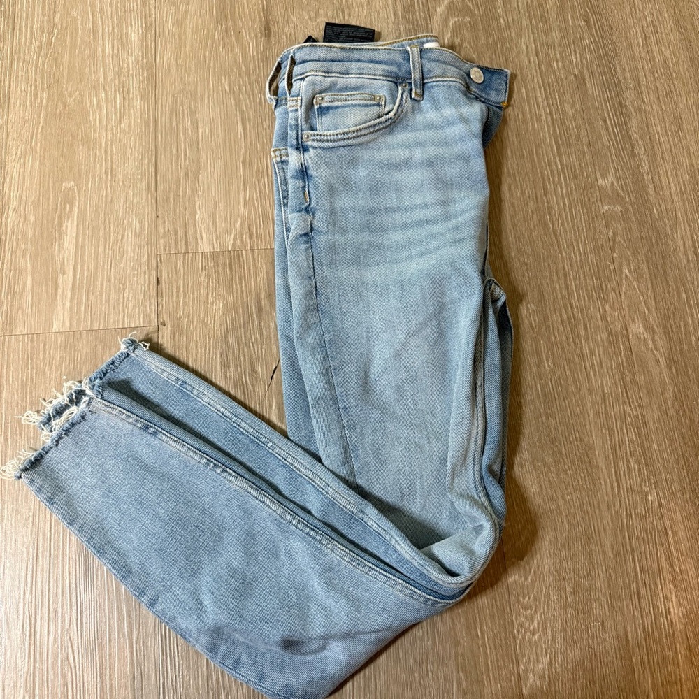 Zara Light Wash Frayed Hem Skinny Jeans Size 6